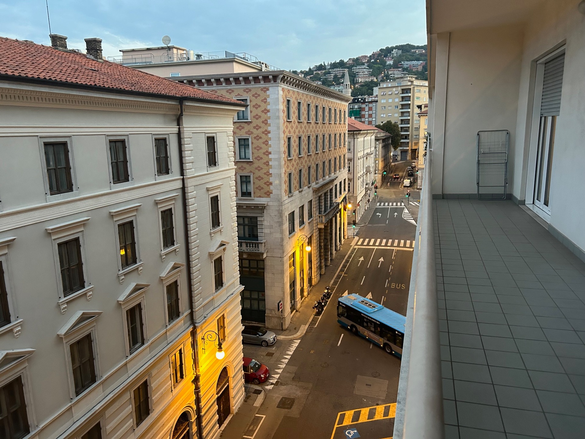 ホテルの前にあった、ルイ・ヴィトンのトランクのような建物。実はここに紹介した図書館があります。トリエステの歴史が詰まった図書館で、気になる方は記事を読んでね！