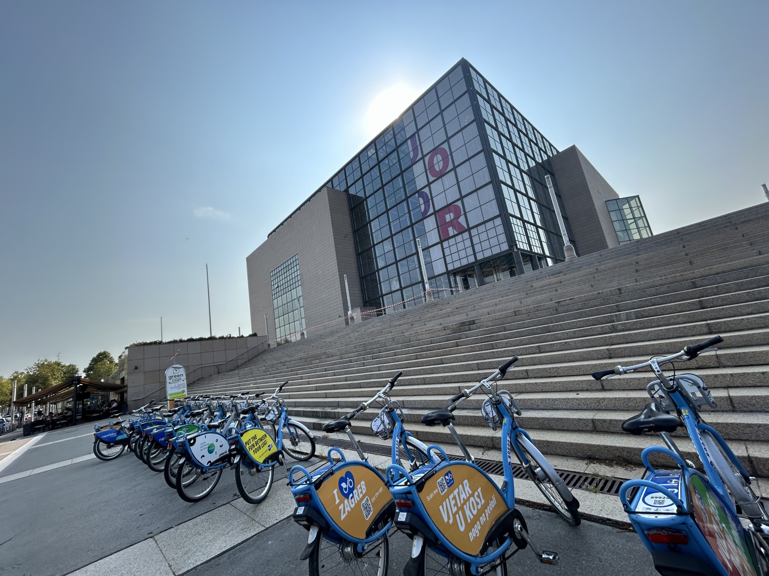 ガラスのキューブ図書館の外側