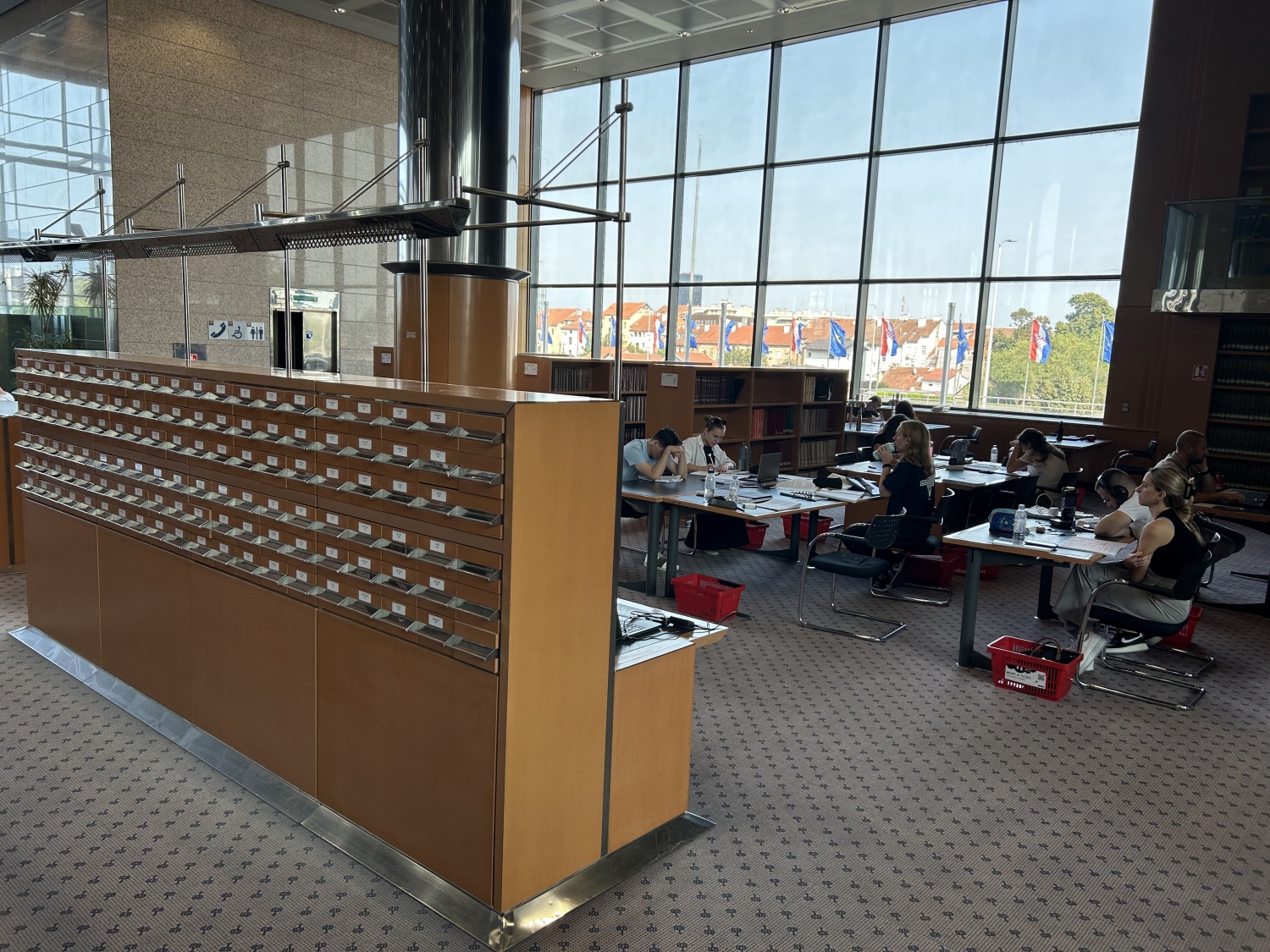 町が一望できるキューブの内側