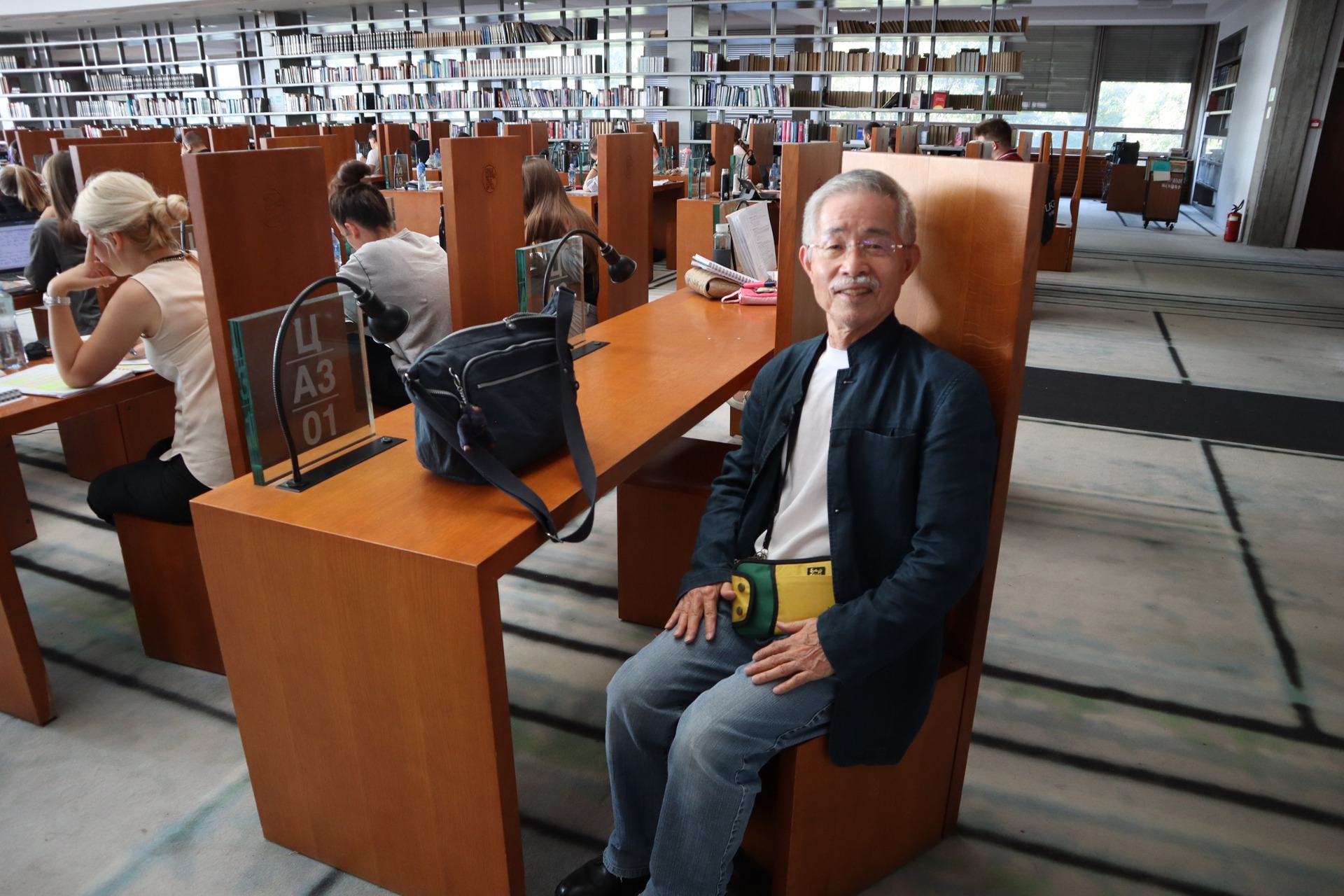 図書館のメイン読書室。椅子と机はオリジナルデザイン