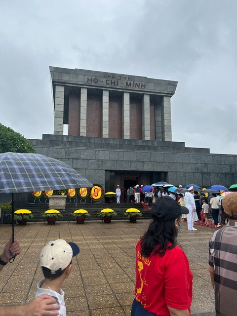 ホーチミン廊ホーチミンの遺体が安置されているホーチミン廊に建国記念日に参拝する人々