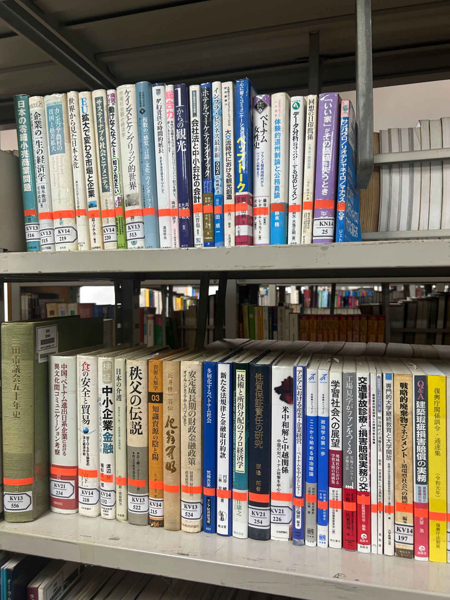 日本語の本も少しある。ラベルの貼り方が几帳面