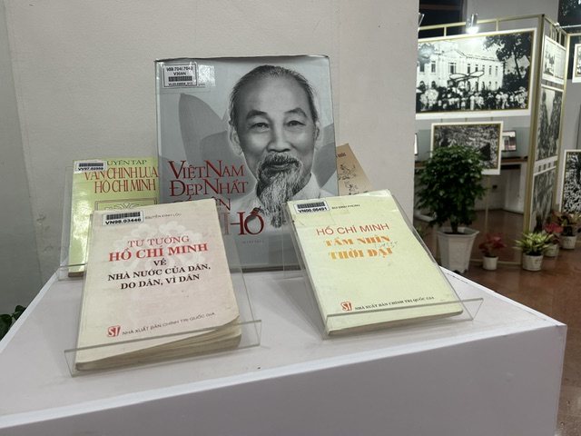 あちこちで展示されるホーチミンさんの本
